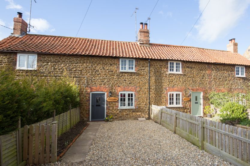 Click here for more about Moongazer Cottage